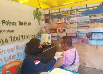 Kegiatan vaksinasi di Pos PAM Gusher (Foto: Ade/CAKRANEWS)