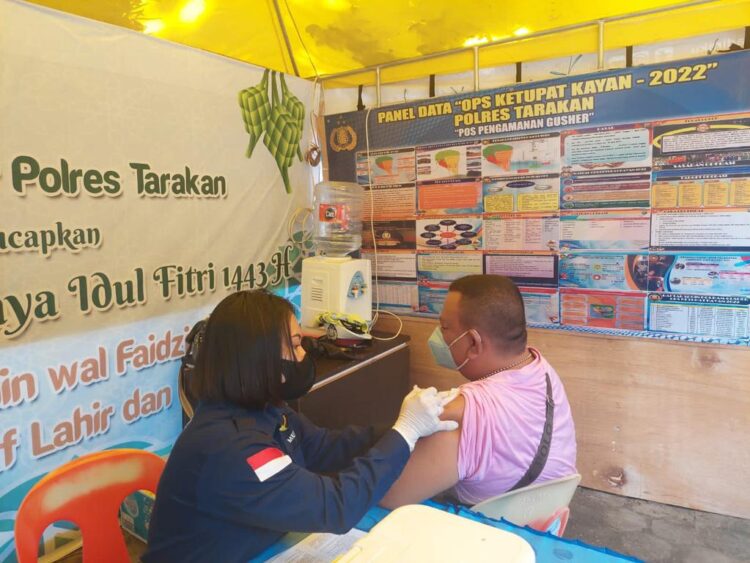 Kegiatan vaksinasi di Pos PAM Gusher (Foto: Ade/CAKRANEWS)