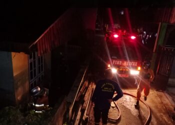 Petugas PMK berusaha memadamkan kebakaran di Karang Balik (Foto: Rizky/CAKRANEWS)