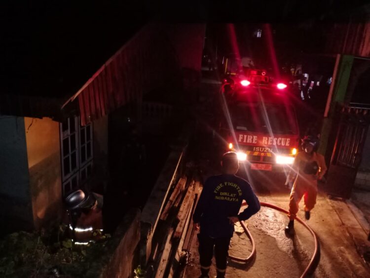 Petugas PMK berusaha memadamkan kebakaran di Karang Balik (Foto: Rizky/CAKRANEWS)