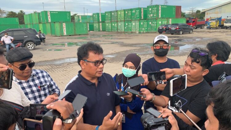 Kuasa Hukum HSB, Syafruddin saat memberikan keterangan pers ke media (Foto: Rizky/CAKRANEWS)