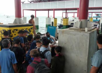 Suasana arus balik di Pelabuhan Tengkayu II (Foto: Ade/CAKRANEWS)