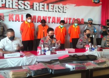 Briptu HSB menggunakan baju tahanan (Foto: Rizky/CAKRANEWS)