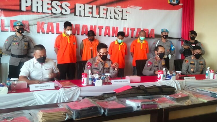 Briptu HSB menggunakan baju tahanan (Foto: Rizky/CAKRANEWS)