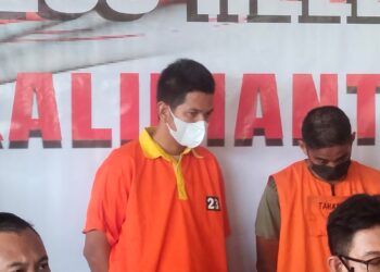 Briptu HSB menggunakan baju tahanan (Foto: Rizky/CAKRANEWS)