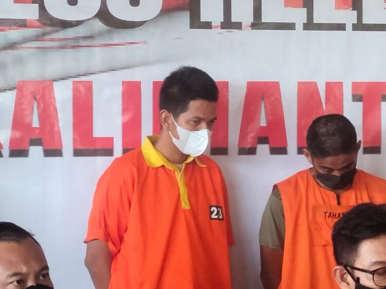 Briptu HSB menggunakan baju tahanan (Foto: Rizky/CAKRANEWS)