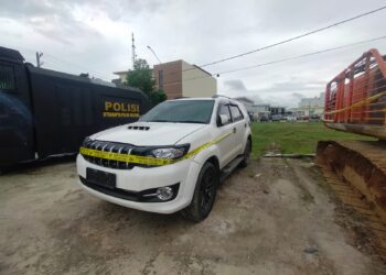 Polda Kaltara menyita satu unit mobil Fortuner yang diduga gratifiikasi HSB untuk oknum (Foto:Rizky/CAKRANEWS)