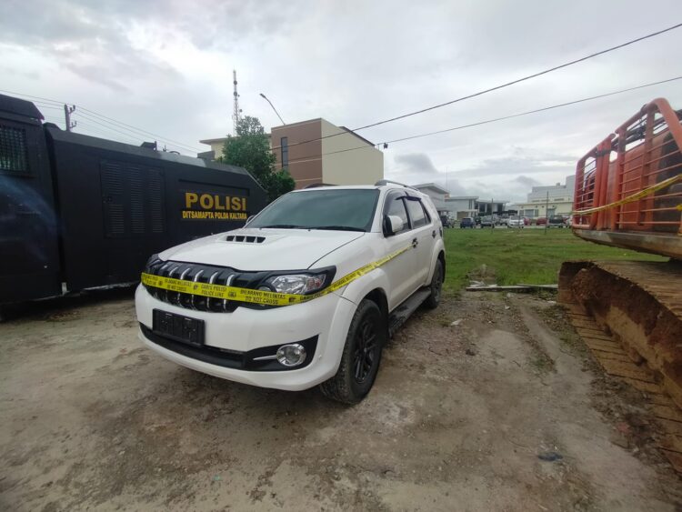 Polda Kaltara menyita satu unit mobil Fortuner yang diduga gratifiikasi HSB untuk oknum (Foto:Rizky/CAKRANEWS)