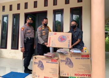 Polres Tarakan Beri Bansos ke Musala Arraodah Kampung Bugis (Foto: Ade/CAKRANEWS)