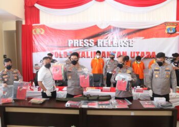 Kapolda Kalimantan Utara (Kaltara) Irjen Daniel Adityajaya didampingi Dirreskrimsus AKBP Hendy Febrianto Kurniawan di sela konferensi pers di Mapolda Kalimantan Utara, Senin (9/5/2022).