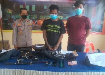 Tersangka M beserta barang bukti (Foto: Rizqki/CAKRANEWS)