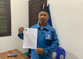 Sekretaris Dewan Pengurus Wilayah Partai Amanat Nasional (DPW PAN) Kaltara, Makbul, saat menunjukkan surat pembatalan (Foto:Ade/CAKRANEWS)