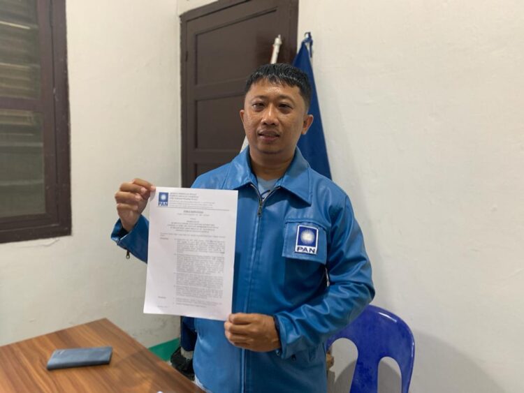 Sekretaris Dewan Pengurus Wilayah Partai Amanat Nasional (DPW PAN) Kaltara, Makbul, saat menunjukkan surat pembatalan (Foto:Ade/CAKRANEWS)