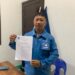 Sekretaris Dewan Pengurus Wilayah Partai Amanat Nasional (DPW PAN) Kaltara, Makbul, saat menunjukkan surat pembatalan (Foto:Ade/CAKRANEWS)