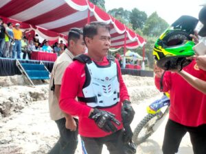Aksi Gubernur Kaltara Zainal A Paliwang menjajal sirkuit Pantai Amal Tarakan (Foto: Rizkqi/CAKRANEWS)