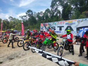 Aksi Gubernur Kaltara Zainal A Paliwang menjajal sirkuit Pantai Amal Tarakan (Foto: Rizkqi/CAKRANEWS)