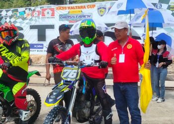 Aksi Gubernur Kaltara Zainal A Paliwang menjajal sirkuit Pantai Amal Tarakan (Foto: Rizkqi/CAKRANEWS)