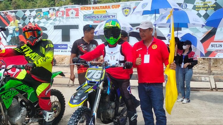 Aksi Gubernur Kaltara Zainal A Paliwang menjajal sirkuit Pantai Amal Tarakan (Foto: Rizkqi/CAKRANEWS)