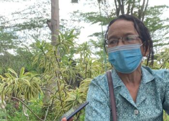 Ibu Guru Murni saat diwawancarai awak media (Foto: Ade/CAKRANEWS)