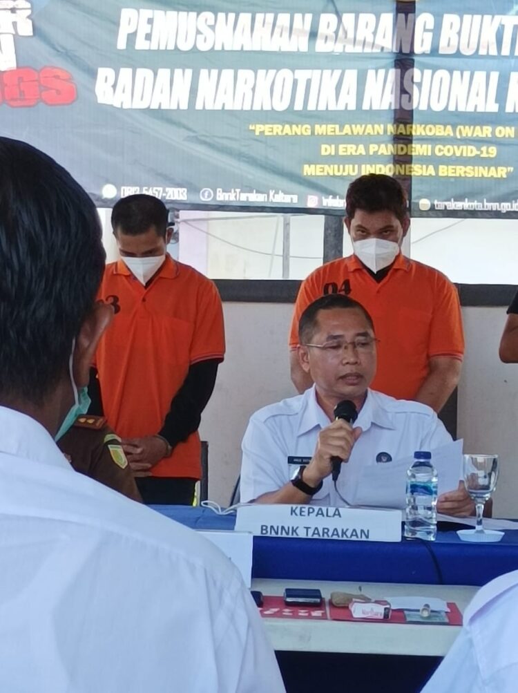 Seorang pria berperawakan badan kekar dengan tinggi 175 cm ditangkap Tim Berantas Badan Narkotika Nasional Kota (BNNK) Tarakan