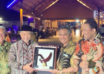 alam pertemuan ramah tamah yang diadakan di restoran Lemakan Samudara tersebut, mantan Kepala Dinkes tersebut mendapatkan cendramata berupa keris (Foto: Ade/CAKRANEWS)