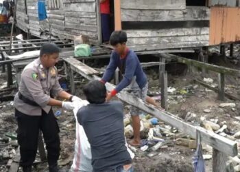 Bersih-bersih Sampah di Kampung Nelayan, Gotong Royong Warga Nunukan dan Polisi