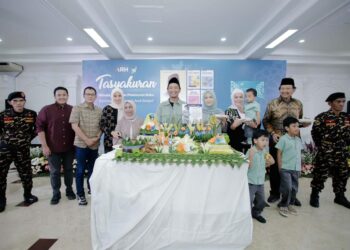 Momen Syukuran Wisuda Doktor dan Milad, Buku Biografi Arief Rosyid Hasan Diluncurkan