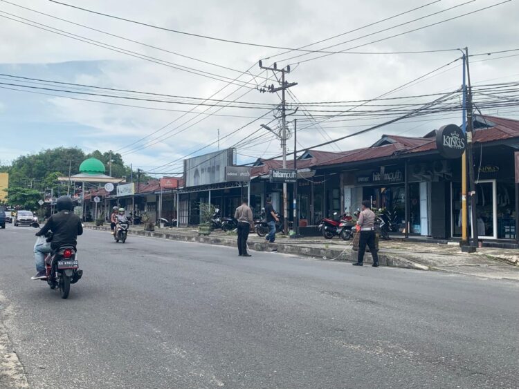 Polisi saat melakukan olah tkp