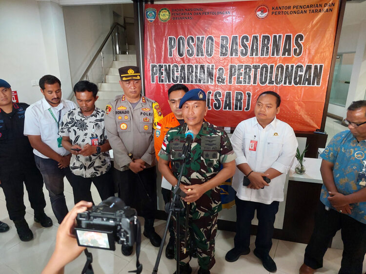 Tim SAR gabungan saat melakukan pers rilis hilangnya pesawat perintis rute Tarakan-Binuang