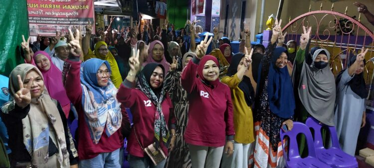 Hj Rachmawati Zainal saat bersama warga RT 13 Kelurahan Lingkas Ujung pada Rabu, 31 Januari 2024