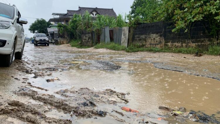 Kondisi Jalan Kenangan Bak Kubangan, Tak Kunjung Diperbaiki