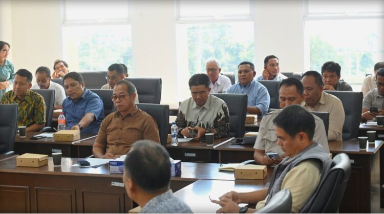 Komisi II DPRD Provinsi Kalimantan Utara menggelar Rapat Dengar Pendapat (RDP) terkait penetapan harga Tandan Buah Segar (TBS) kelapa sawit. (Humas DPRD Kaltara).