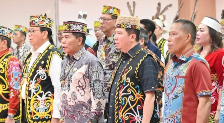 Ketua DPRD Kaltara, Achmad Djufrie, menghadiri pembukaan Mubes Luar Biasa Dewan Adat Dayak (DAD) Kaltara (Humas DPRD Kaltara).