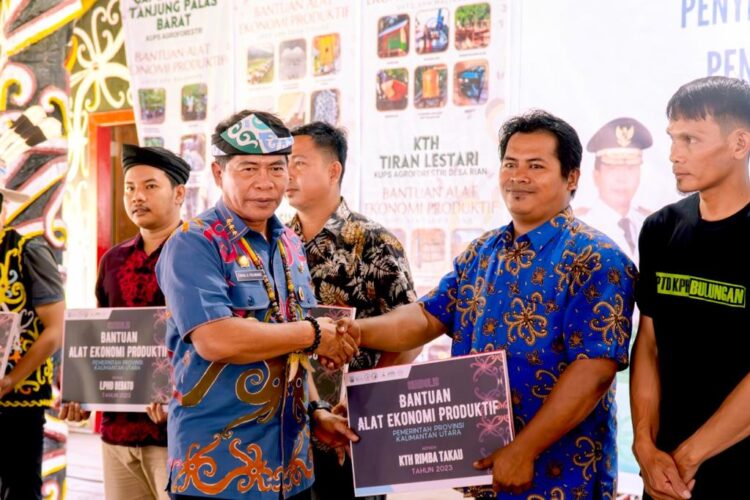 Gubernur Zainal saat menyerahkan bantuan