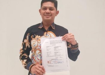 Calon Bupati Nunukan, Andi Akbar saat menunjukkan SK dukungan dari Partai Hanura (Istimewa)