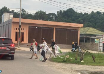 Bawaslu Tarakan saat melakukan penurunan APK