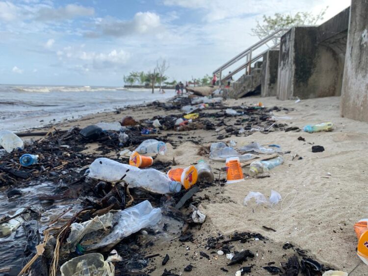 Tumpukan Sampah Hiasi Pantai Amal