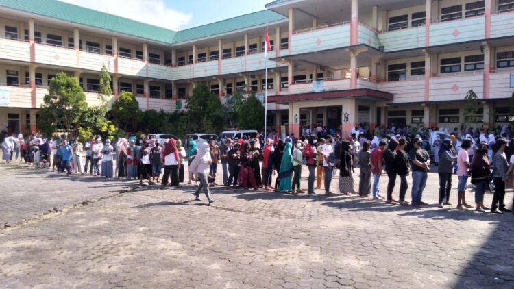 Warga Antusias Ikuti Vaksin Massal di Juata Permai