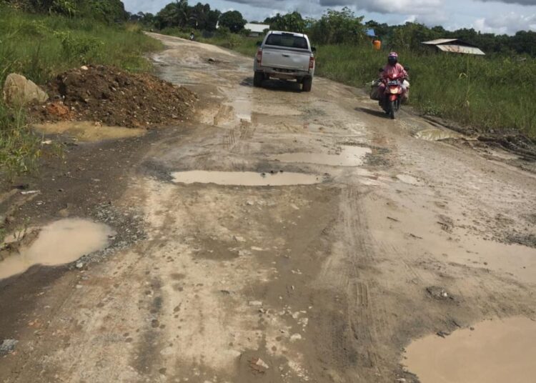 Jalan Berlubang di Buluh Perindu, Seperti Tak Tersentuh Pembangunan
