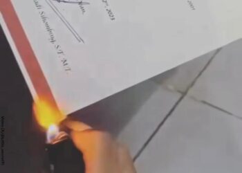 Tangkapan layar wanita membakar ijazah kekasihnya