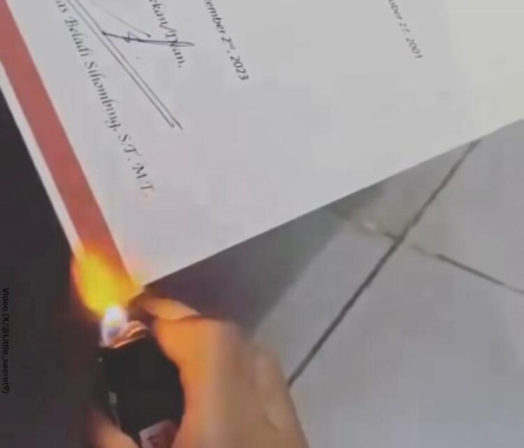 Tangkapan layar wanita membakar ijazah kekasihnya