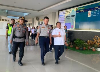 Kepala Bandara Juwata Tarakan, Bambang Hartato (baju putih) saat mengecek fasilitas posko mudik lebaran