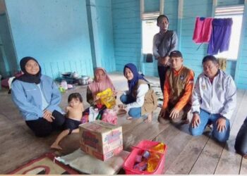 Bupati Kabupaten Nunukan, Asmin Laura Hafid saat menyalurkan bantuan untuk korban banjir