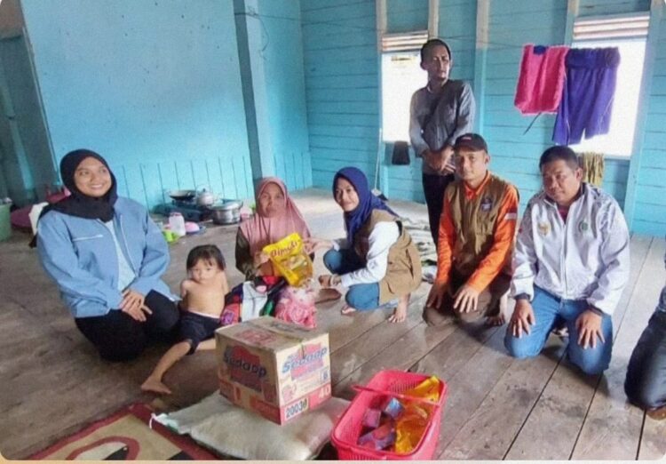 Bupati Kabupaten Nunukan, Asmin Laura Hafid saat menyalurkan bantuan untuk korban banjir