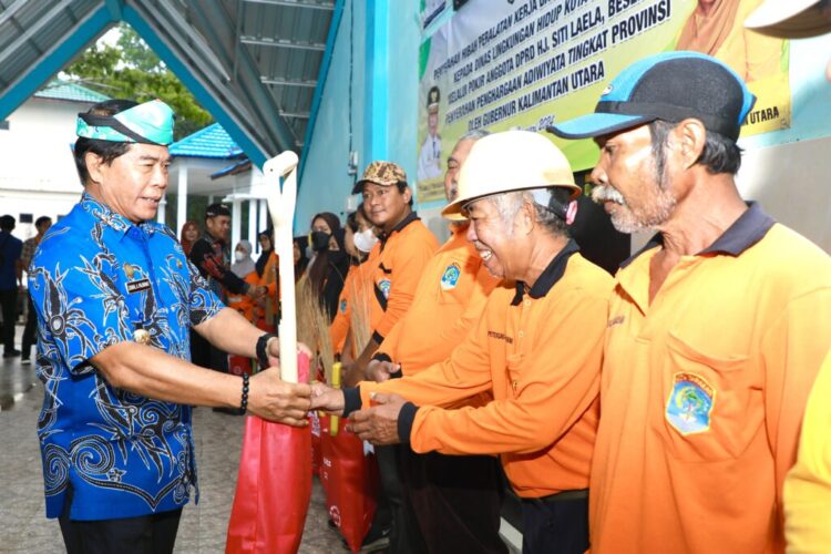 Gubernur Zainal Serahkan Hibah kepada DLH Tarakan