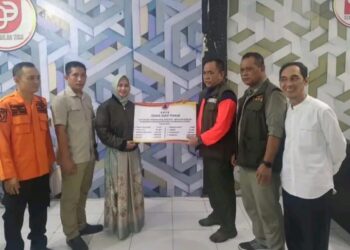 Bantuan yang diberikan secara simbolis oleh Deputi Bidang RR BNPB Jarwansyah kepada Bupati Nunukan Hj. Asmin Laura Hafid