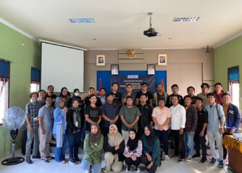 Foto bersama Bawaslu Tarakan bersama para pegiat medsos dan siber