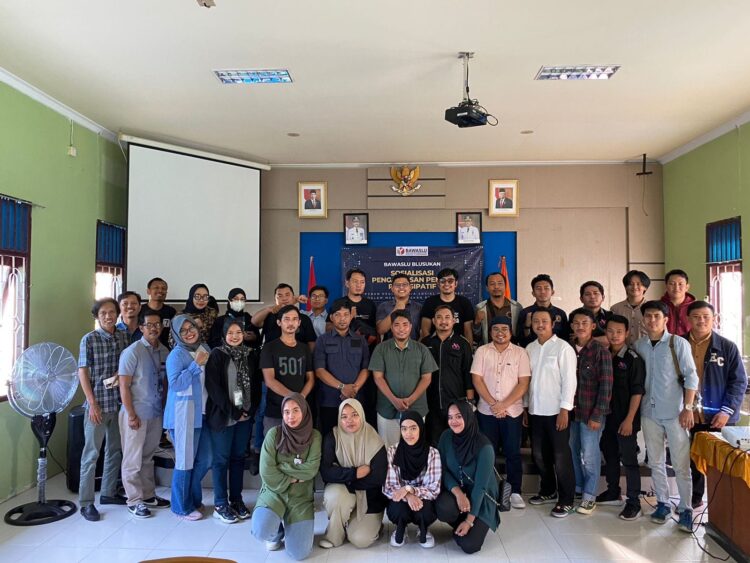 Foto bersama Bawaslu Tarakan bersama para pegiat medsos dan siber