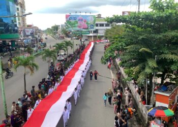 Antusiasme Warga Tarakan Saksikan Kirab Bendera Merah Putih 2000 M