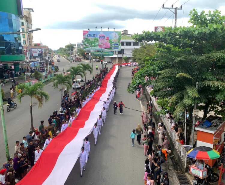 Antusiasme Warga Tarakan Saksikan Kirab Bendera Merah Putih 2000 M